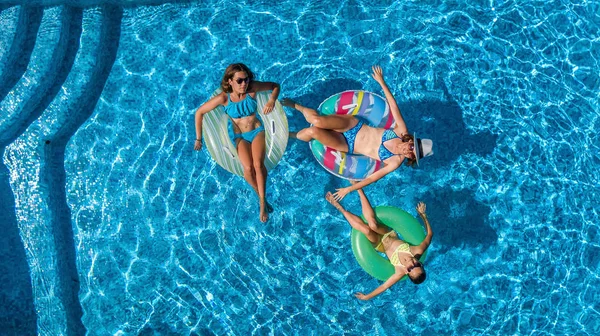 Vista Aérea Superior Família Piscina Cima Mãe Feliz Crianças Nadam — Fotografia de Stock