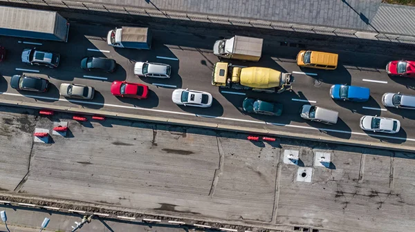 Αεροφωτογραφία Πάνω Της Οδικής Κυκλοφορίας Αυτοκινήτων Μαρμελάδα Από Πολλά Αυτοκίνητα — Φωτογραφία Αρχείου