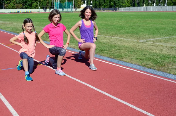 Rodzinny Sport Fitness Szczęśliwa Matka Dzieci Ćwiczenia Uruchomiona Torze Stadionu — Zdjęcie stockowe