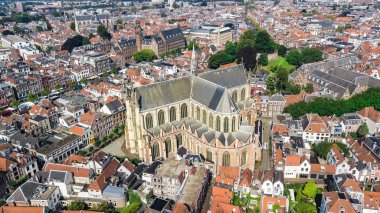 Leiden kasabasının yukarıdan insansız hava aracı görüntüsü, tipik Hollanda şehri kanalları ve evleri ile ufuk çizgisi, Hollanda, Hollanda