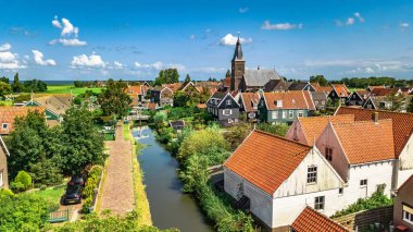 Marken adasının insansız hava aracı görüntüsü, yukarıdan geleneksel balıkçı köyü, tipik Hollanda manzarası, Kuzey Hollanda, Hollanda