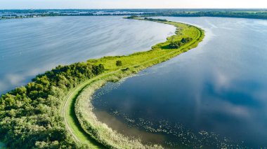 Kuzey Hollanda, Hollanda 'nın yukarıdan, manzarasından ve doğasından baraj üzerindeki yolun hava aracı görüntüsü