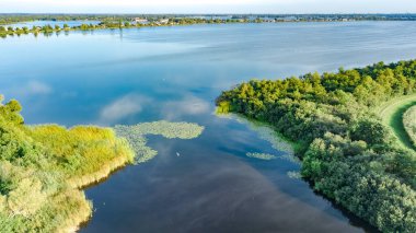 Kuzey Hollanda, Hollanda 'nın yukarıdan, manzarasından ve doğasından baraj üzerindeki yolun hava aracı görüntüsü