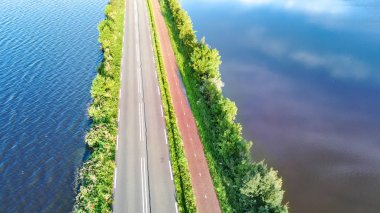 Otoyol manzarası ve polder barajındaki bisiklet yolu, Kuzey Hollanda, Hollanda 'dan gelen arabalar.