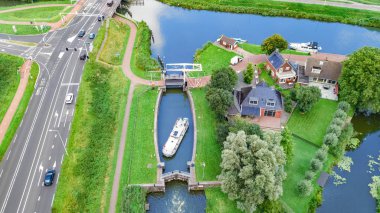Kanal kilidindeki yüzen evin hava aracı görüntüsü, yukarıdan Hollanda manzarası, Hollanda 'da aile gezisi mavna botu ve tatil.