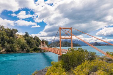 Bertran Gölü ve General Carrera göl köprüsü ve dağlar Şili, Patagonya, Güney Amerika
