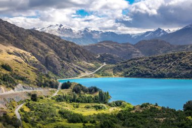 Bertran gölü ve dağları güzel manzara, Şili, Patagonya, Güney Amerika