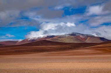 Atacama Çölü savanası, dağlar ve volkan manzarası, Şili, Güney Amerika