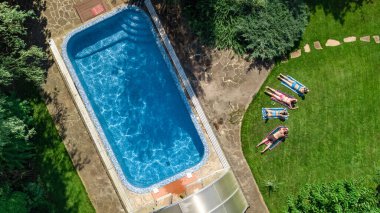 Mutlu aile yüzme havuzu ile rahatlatıcı, ebeveynlerin yukarıdan havadan drone görünümü ve çocuklar tatilde eğlenin, tatil aile hafta sonu
