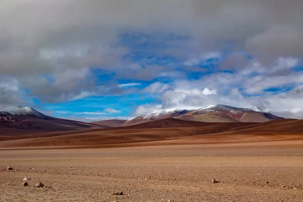 アタカマ砂漠 サバンナ 山と火山の風景 — ストック写真