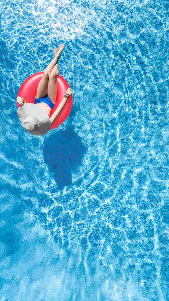 Yüzme Havuzunda Şapkalı Güzel Bir Kadın Yukarıdan Havuz Manzaralı Bikinili — Stok fotoğraf
