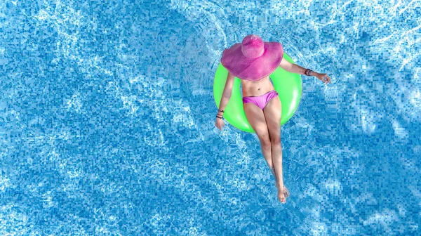 美しい女性で帽子でスイミングプールの空中上からの眺め ビキニリラックスの若い女の子とインフレータブルリングドーナツで泳ぐ家族の休暇 熱帯の休日のリゾートで水の中で楽しみを持っています — ストック写真
