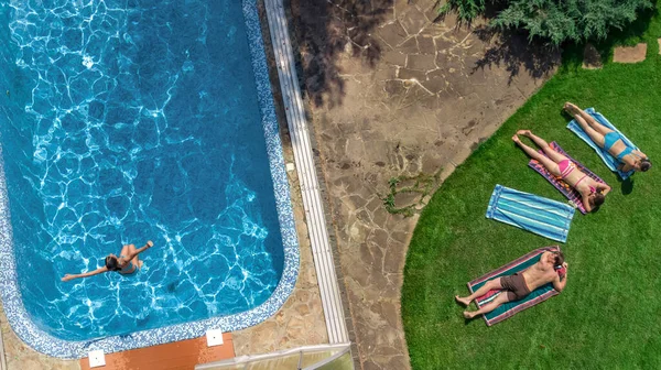 Happy Family Relaxant Bord Piscine Vue Aérienne Sur Drone Haut — Photo