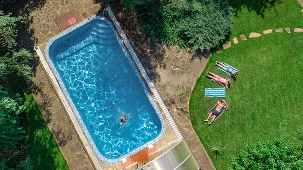 Gelukkige Familie Ontspannen Door Zwembad Luchtfoto Drone Uitzicht Van Bovenaf — Stockfoto