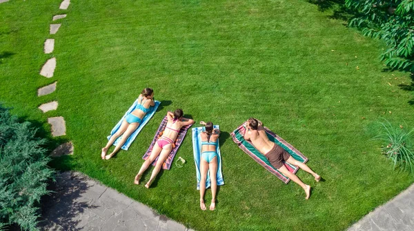 Gelukkige Familie Ontspannen Door Zwembad Luchtfoto Drone Uitzicht Van Bovenaf — Stockfoto