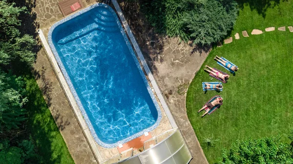 Happy Family Relaxant Bord Piscine Vue Aérienne Sur Drone Haut — Photo