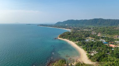 Yukarıdan tropikal plaj, deniz, kum ve palmiye ağaçları, Tayland plaj manzarası için drone görüntüsü
