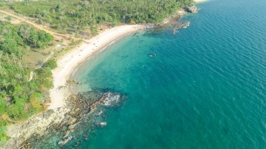 Yukarıdan tropikal plaj, deniz, kum ve palmiye ağaçları, Tayland plaj manzarası için drone görüntüsü