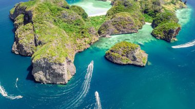 Tropikal Ko Phi adasının insansız hava aracı görüntüsü, açık mavi plajlar ve tekneler yukarıdan Andaman deniz suyu, Tayland, Yengeç Adaları 'nın güzel takımadaları