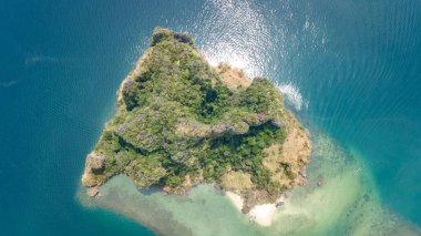 Tropikal adalar, plajlar ve yukarıdaki mavi açık Andaman deniz suyu tekneler, Krabi, Tayland güzel adalar Adaları hava drone görünümü