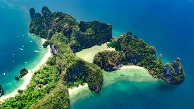 Yukarısında mavi açık Andaman deniz suyu tropikal Koh Hong adanın havadan drone görünümü, güzel takımadalar Adaları ve Krabi, Tayland plajları