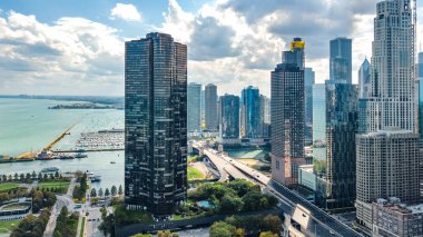 Chicago hava aracı görüntüsü yukarıdan, Chicago şehri şehir merkezi gökdelenleri ve Michigan Gölü şehri, Illinois, ABD