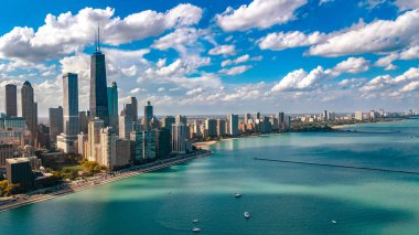 Chicago hava aracı görüntüsü yukarıdan, Chicago şehri şehir merkezi gökdelenleri ve Michigan Gölü şehri, Illinois, ABD