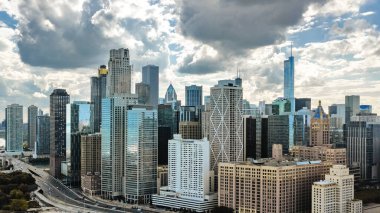 Chicago hava aracı görüntüsü yukarıdan, Chicago şehri şehir merkezi gökdelenleri ve Michigan Gölü şehri, Illinois, ABD