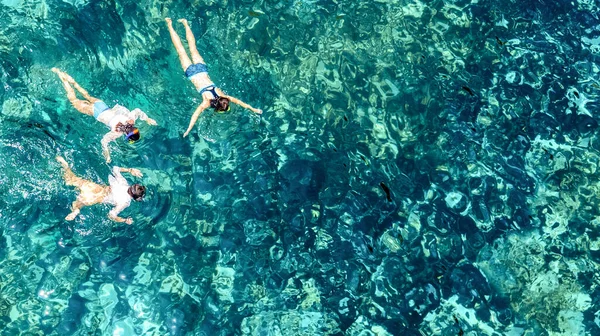 태국에서 산호와 바다에서 수영하는 어머니와 어린이 스노클링 위에서 스노클링의 — 스톡 사진