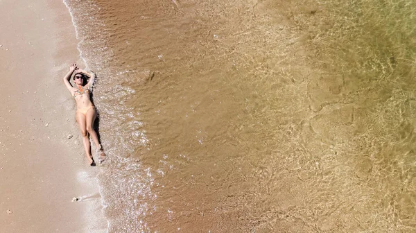 Повітряна Вершина Видом Молодої Жінки Бікіні Відпочиваючи Піску Тропічний Пляж — стокове фото
