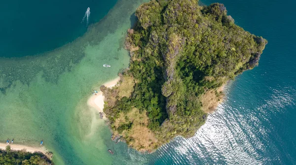 Luchtfoto Drone Uitzicht Tropische Eilanden Stranden Boten Blauwe Heldere Andaman — Stockfoto