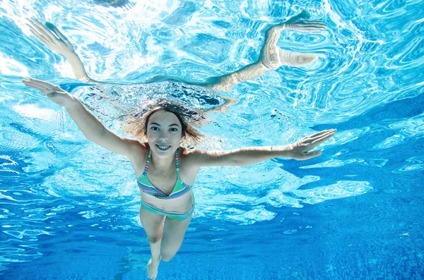 Child Swims Underwater Swimming Pool Happy Active Teenager Girl Dives — Stock Photo, Image