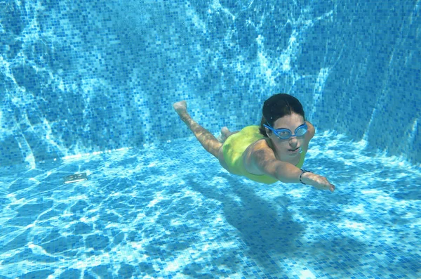 Kind Schwimmt Unter Wasser Schwimmbad Fröhliches Teenager Mädchen Taucht Und — Stockfoto