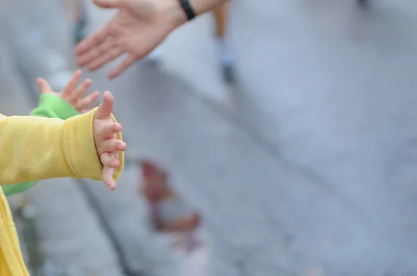 Maraton Wyścigu Biegaczy Wsparcia Wyścig Szosowy Dziecko Rękę Dając Highfive — Zdjęcie stockowe