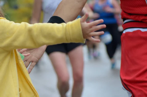 Maraton Wyścigu Biegaczy Wsparcia Wyścig Szosowy Dziecko Rękę Dając Highfive — Zdjęcie stockowe