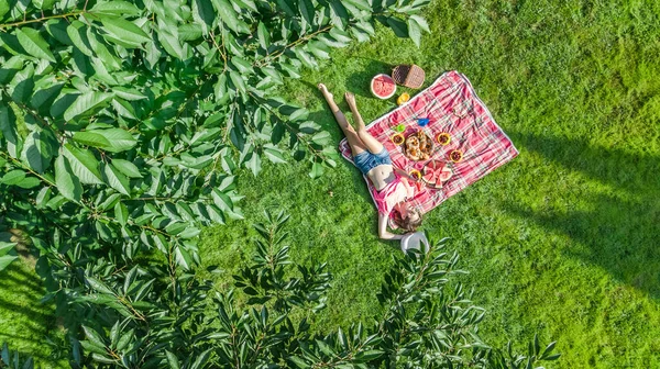 Beautiful Young Girl Relaxing Grass Having Summer Picnic Park Outdoors — Stock Photo, Image