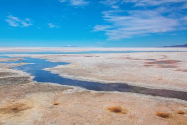 Bolivya 'daki Salar de Uyuni manzarası su, tuz düzlüğü çöl ve gökyüzü yansımaları ile kaplıdır.
