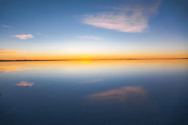 Wschód Słońca Salar Uyuni Boliwii Pokryty Wodą Słoną Płaską Pustynią — Zdjęcie stockowe