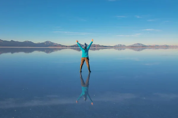볼리비아 라르데 에서의 은물로 사막을 여행하는 여자가 하늘을 반사하는 — 스톡 사진