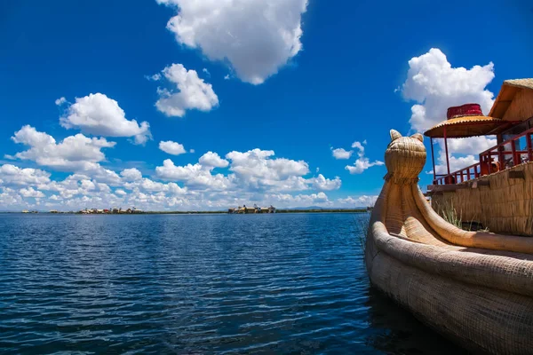 Ilha Flutuante Uros Barco Tradicional Totora Lago Titicaca Perto Cidade — Fotografia de Stock