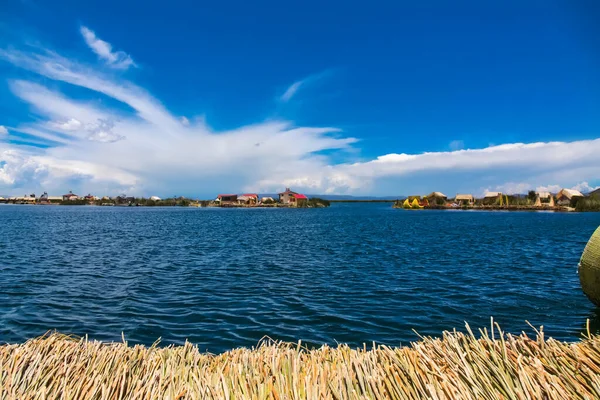 Ilha Flutuante Uros Barco Tradicional Totora Lago Titicaca Perto Cidade — Fotografia de Stock