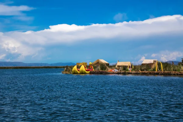 Ilha Flutuante Uros Barco Tradicional Totora Lago Titicaca Perto Cidade — Fotografia de Stock