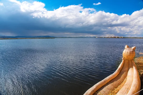 Ilha Flutuante Uros Barco Tradicional Totora Lago Titicaca Perto Cidade — Fotografia de Stock