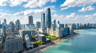 Chicago hava aracı görüntüsü yukarıdan, Chicago şehri şehir merkezi gökdelenleri ve Michigan Gölü şehri, Illinois, ABD