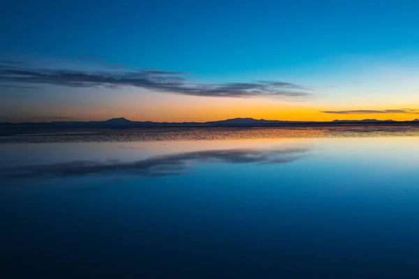 Napkelte Salar Uyuni Bolíviában Vízzel Sós Lapos Sivataggal Égi Tükröződésekkel — Stock Fotó