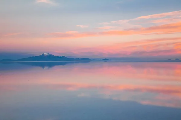 Napkelte Salar Uyuni Bolíviában Vízzel Sós Lapos Sivataggal Égi Tükröződésekkel — Stock Fotó