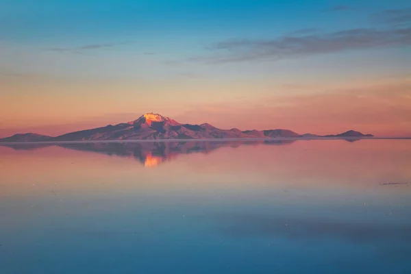 Ανατολή Ηλίου Για Salar Uyuni Στη Βολιβία Καλύπτονται Νερό Αλάτι — Φωτογραφία Αρχείου