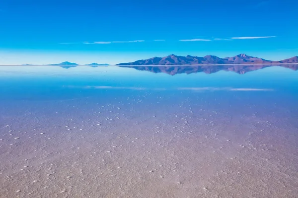 Paesaggio Salar Uyuni Bolivia Coperto Acqua Deserto Piatto Sale Riflessi — Foto Stock