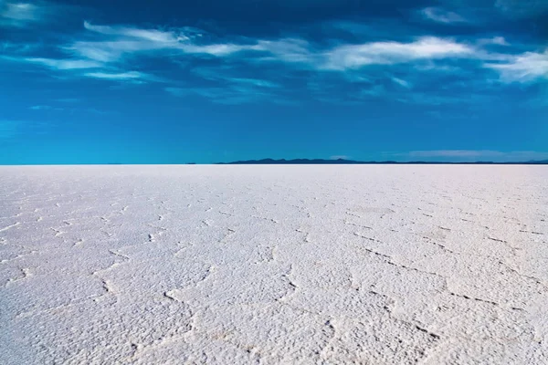 Bolivya Daki Salar Uyuni Manzarası Tuz Düzlüğü Çöl Gökyüzü Yansımaları — Stok fotoğraf