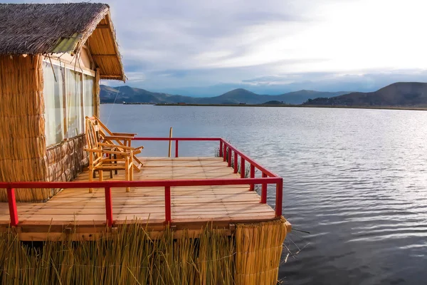 Ilha Flutuante Uros Barco Tradicional Totora Lago Titicaca Perto Cidade — Fotografia de Stock